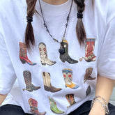 Camiseta gráfica con botas de vaquero